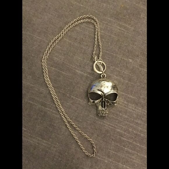 Goth Look Large Silver Skull Charm Toggle Necklace - Picture 1 of 1